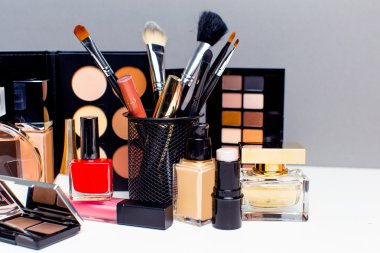 gri zemin üzerine Dekoratif kozmetik