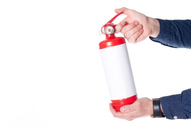 Yangın söndürücü kullanan adam
