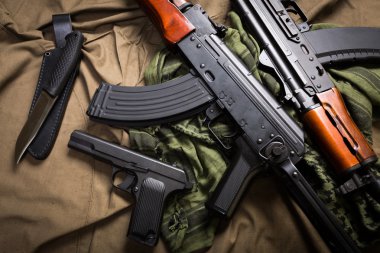 Araçlar ve silahlar kumaş üzerine