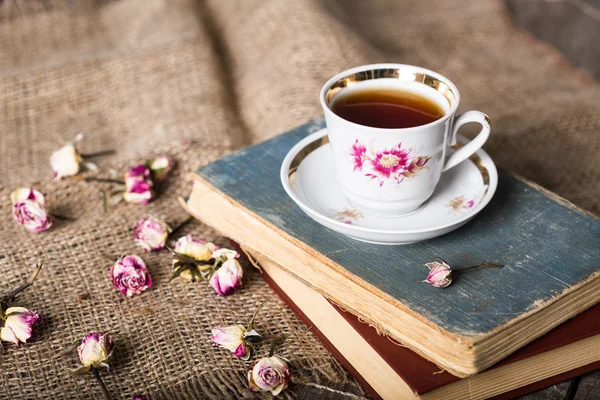 Bücher, Blumen und Teetasse — Stockfoto