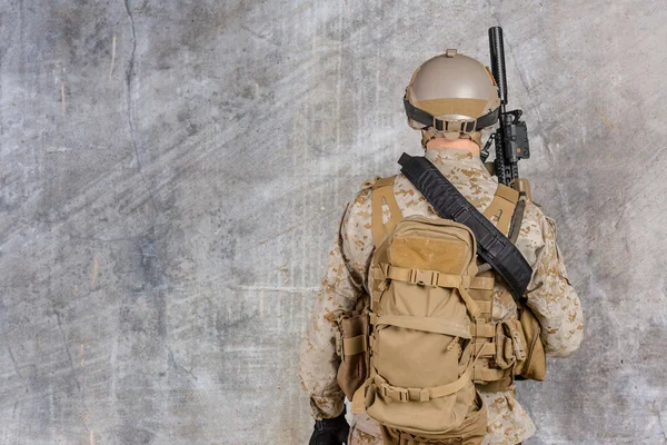 Moderní voják s puškou — Stock fotografie