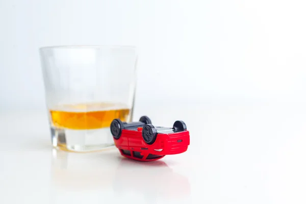 Sticlă cu alcool și mașină — Fotografie, imagine de stoc
