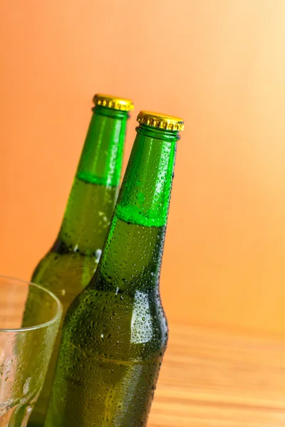 Пляшки пива та склянка — стокове фото