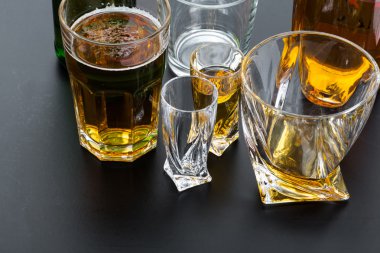 Alkol ve araba anahtarları üzerinde bar