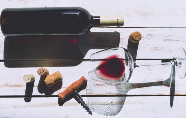 Şarap cam, mantarlar, şişe, tirbuşon 