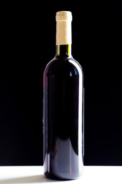 Şık şarap şişesi.