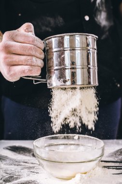 Şef eller un ahşap bir masa düşüyor