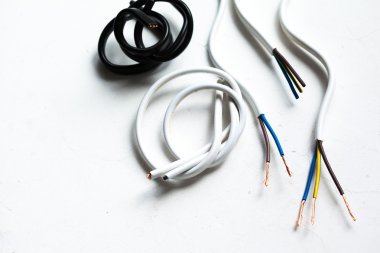 Birçok kabloyla elektrik ekranlı kablo