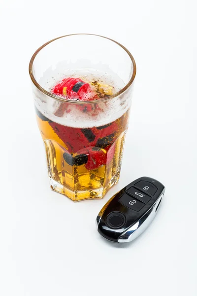 알코올 및 자동차 키 — 스톡 사진