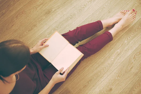 Vrouw die het boek leest — Stockfoto