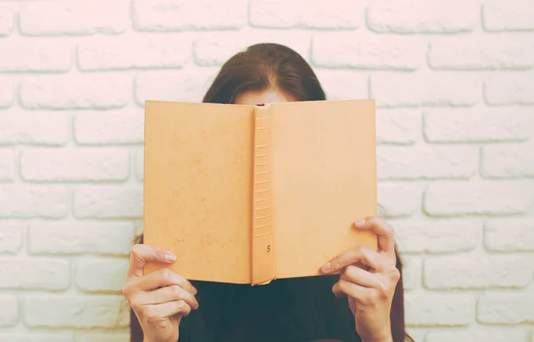 Bella rilassata giovane donna che legge un libro — Foto Stock