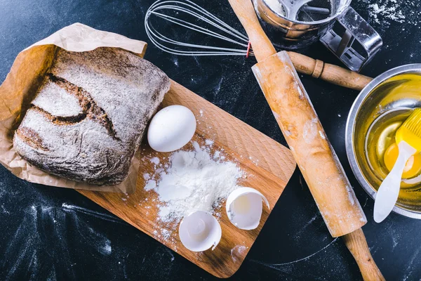 Zutaten und Utensilien zum Backen — Stockfoto