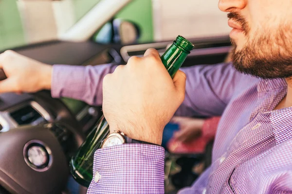 Homme buvant de l'alcool en conduisant la voiture — Photo