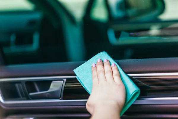 Mano con panno in microfibra pulizia auto — Foto Stock