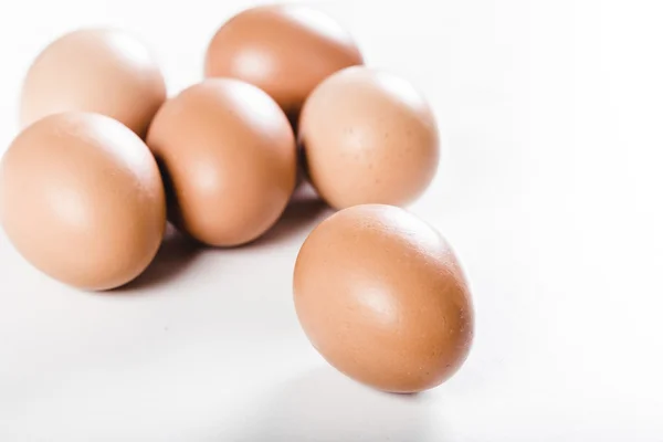 Huevos de pollo sobre blanco — Foto de Stock