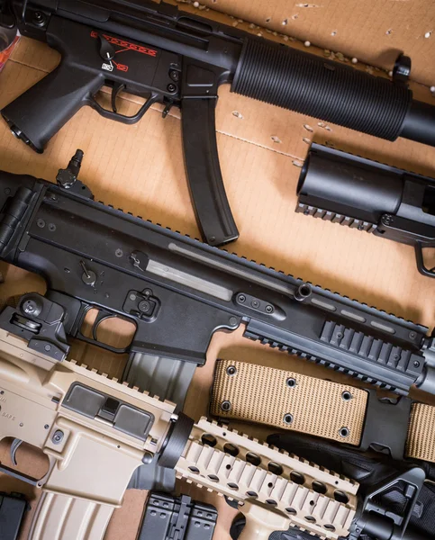 Assault rifle, gun, knife with sheath, compass — Stock Photo, Image