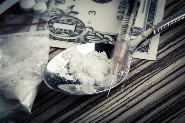 Seringa de drogas e heroína cozida na colher — Fotografia de Stock