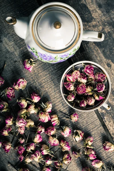 Vintage Teekanne und Tasse mit Blumen — Stockfoto