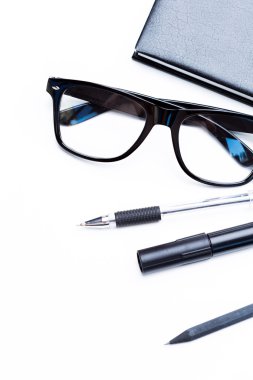 defter, kalem ve gözlük