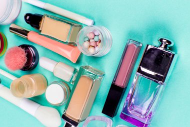 Mavi çalışma alanı üzerinde renkli kozmetik