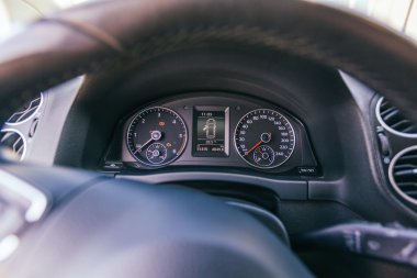 Modern araba gösterge panelini kapat