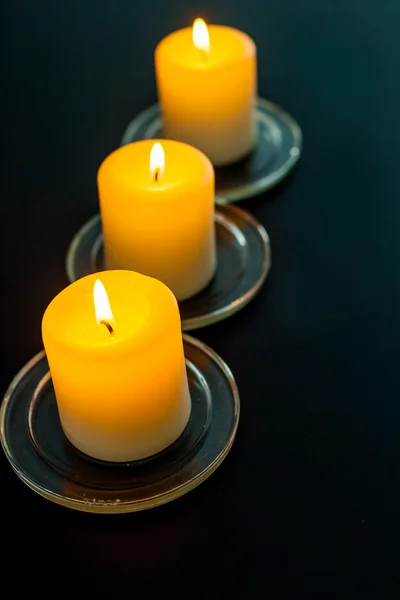 燃烧的蜡烛，在黑暗中 — 图库照片