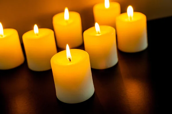 Палаючі свічки в темряві — стокове фото