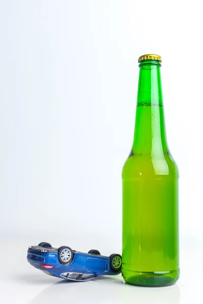 Botella con alcohol y coche — Foto de Stock