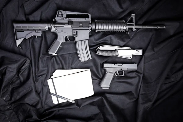 Pušky, pistole, nůž s pláštěm, kompas a zápisník s perem — Stock fotografie