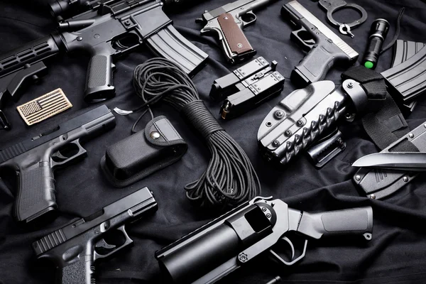 Сучасна зброя, чорний фон — стокове фото