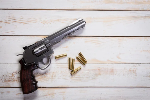 Pistola de mão com rodadas na mesa de madeira — Fotografia de Stock