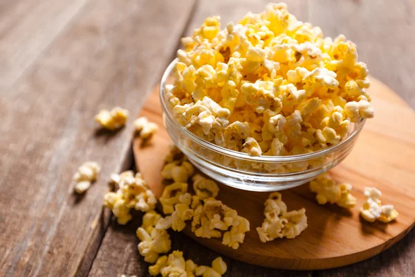 Popcorn auf Holztisch — Stockfoto
