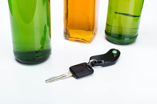 Autó kulcs és az alkohol — Stock Fotó