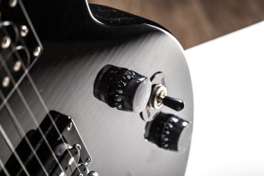Elektro gitar parçası üzerinde geçer 