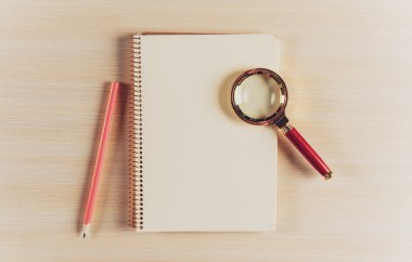 defter ve Büyüteç ile kalem