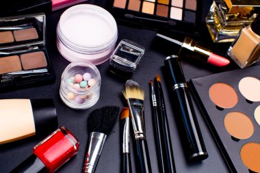 Dekoratif kozmetik ve makyaj fırçaları