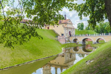 su kanalı ve su kemeri ile Ortaçağ Kalesi