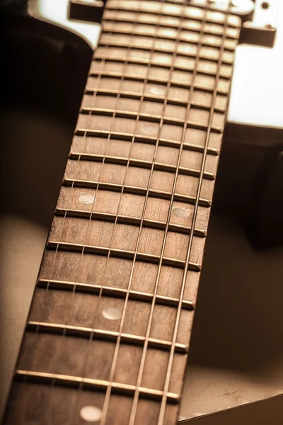 Klasická černá kytara tělo a krk detail — Stock fotografie