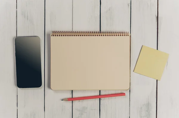 Smartphone con un portátil y pluma — Foto de Stock