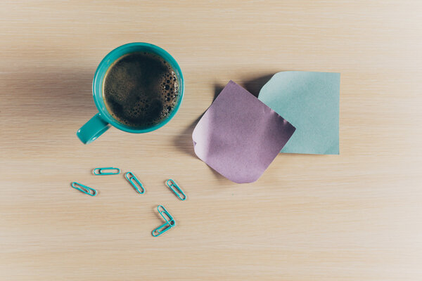 блокнот и ручка на деревянном столе
 