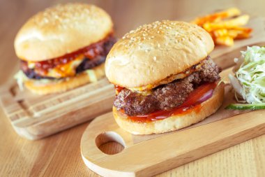 Komiteler kesme üzerinde ev yapımı hamburger