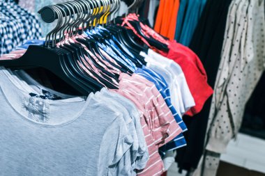 farklı elbise askıları