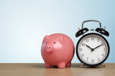 Servet ve ahşap masa saati