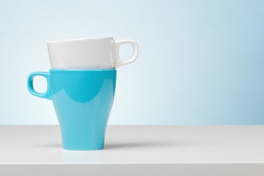 bir tablo üzerinde kahve bardağı