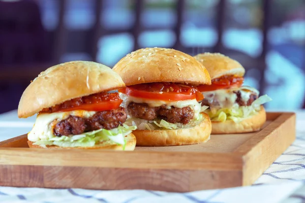 Соковита яловичина гамбургери — стокове фото