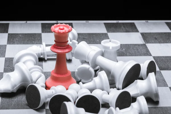 Figuras de ajedrez en tablero de ajedrez —  Fotos de Stock