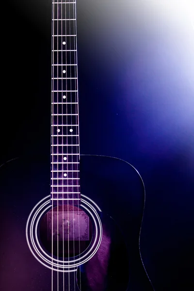 Svart akustisk gitarr — Stockfoto