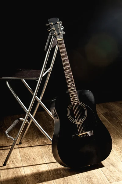 黑色吉他与椅子 — 图库照片