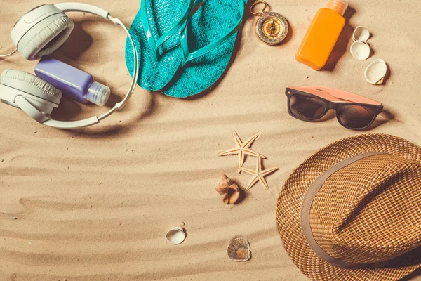 Sombrero y accesorios en la playa — Foto de Stock