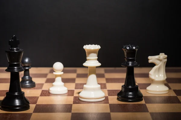 Шахові фігури на столі — стокове фото